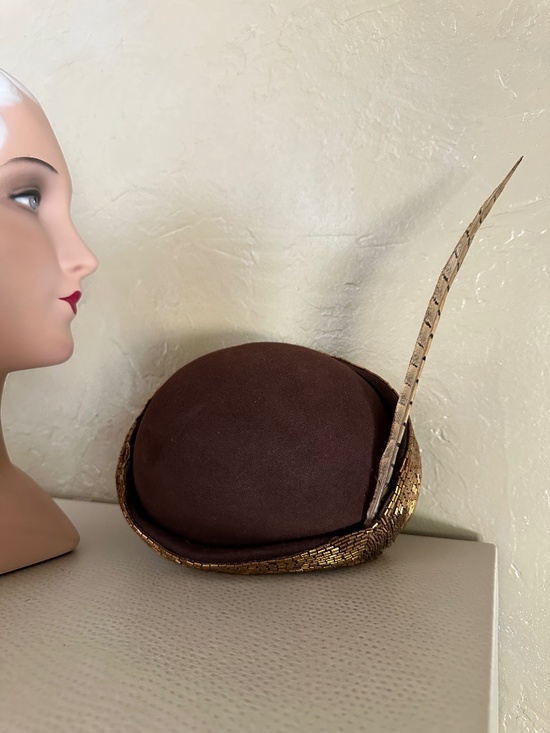 IRRESISTIBLE 1950s\' BROWN COCKTAIL HAT + IRIDESCENT BEADS & FEATHER main image 7